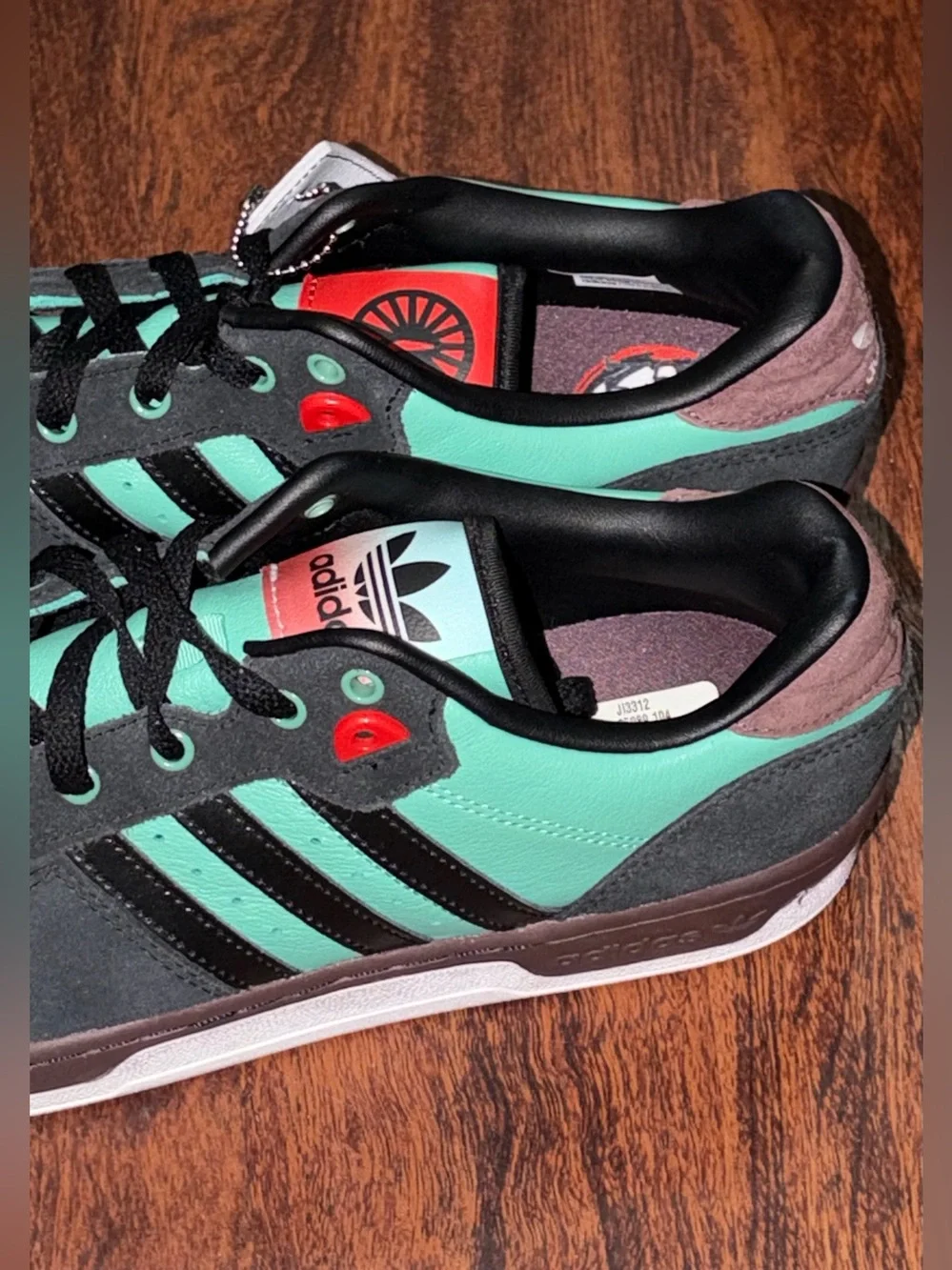 Adidas size 10 Rivalry low basketball shoes